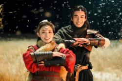 开云体育中国官网-赛道与球场的双重奏，当F1揭幕战遇上独行侠关键突围