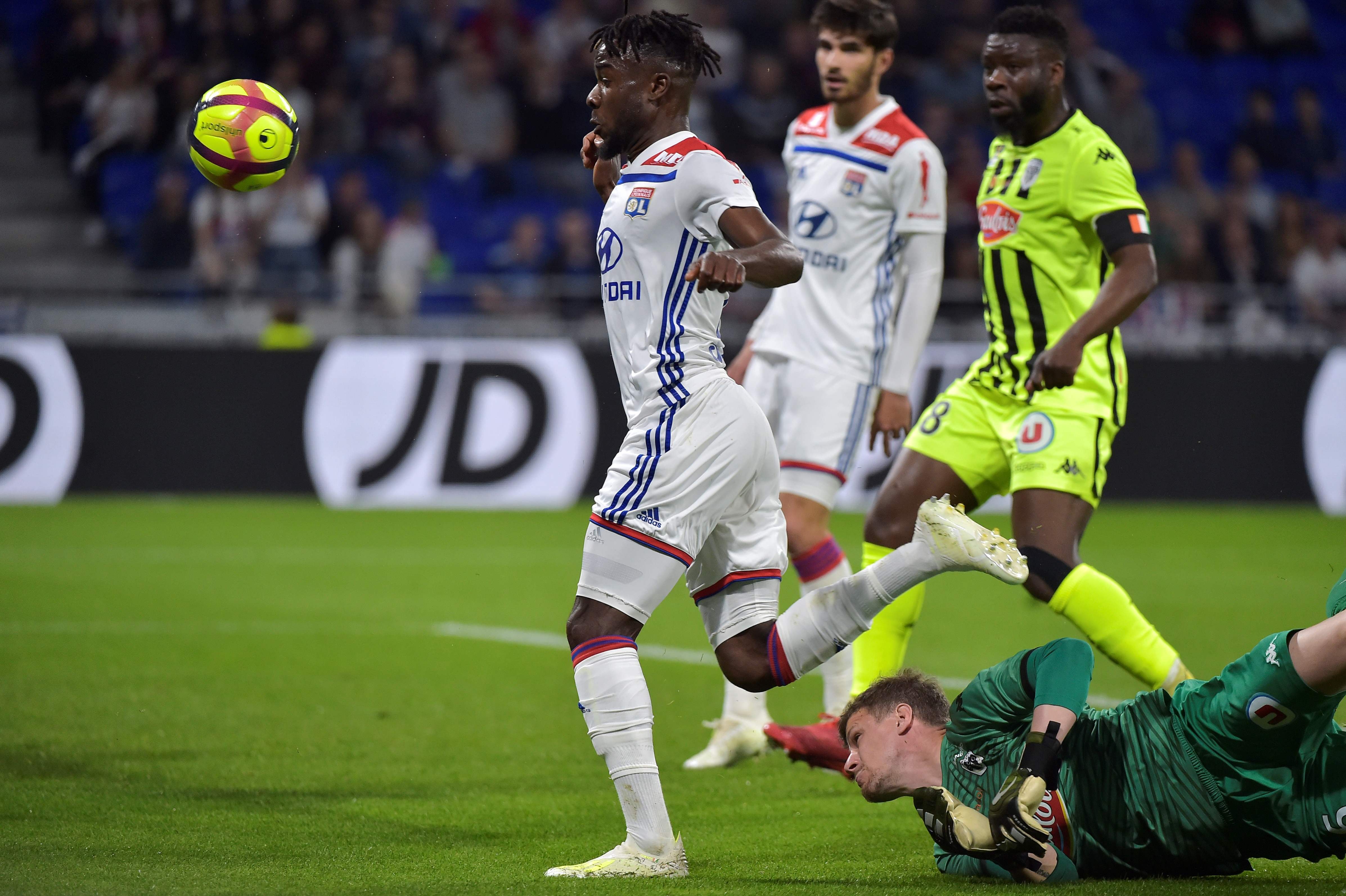 包含里昂球员们在场上展现出强大实力的词条