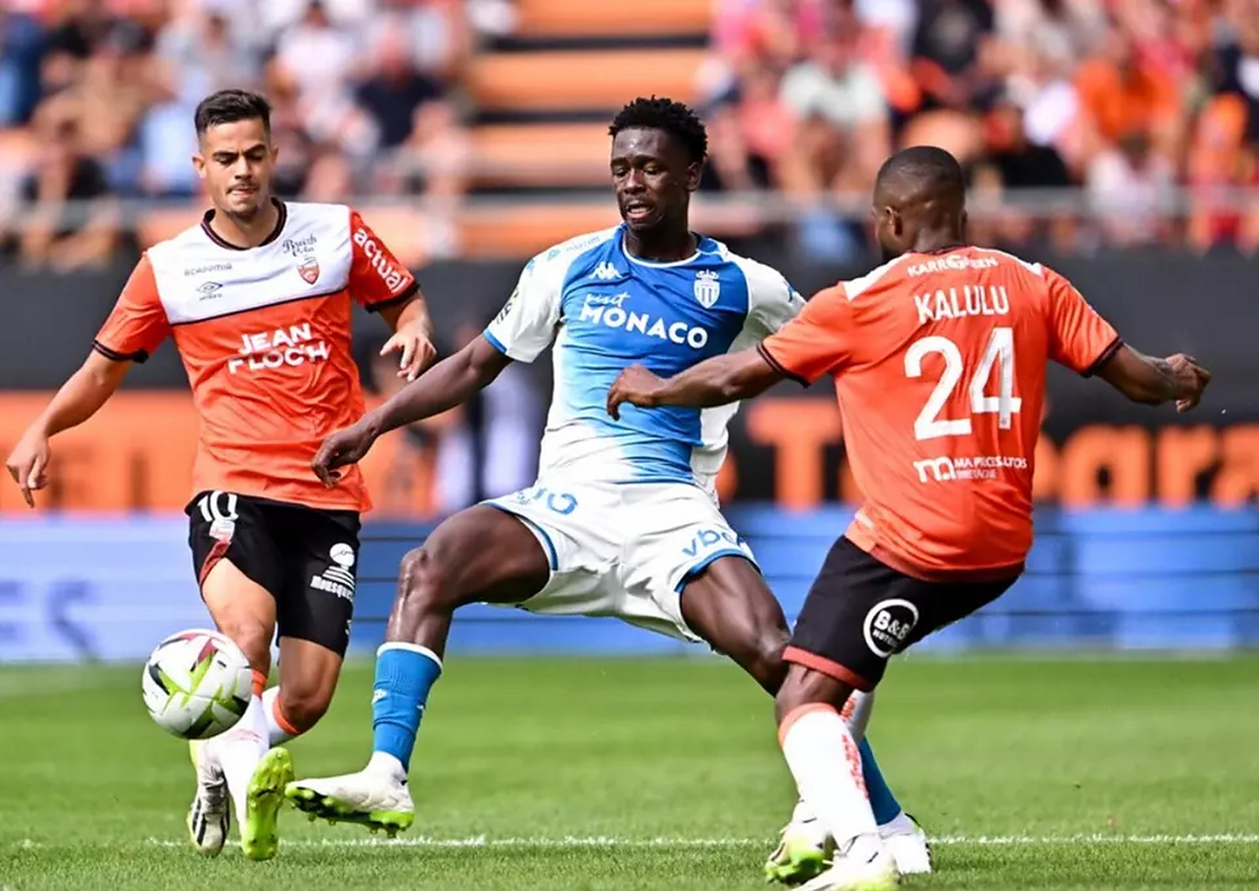 关于里昂客场大胜摩纳哥，领先优势不断扩大的信息