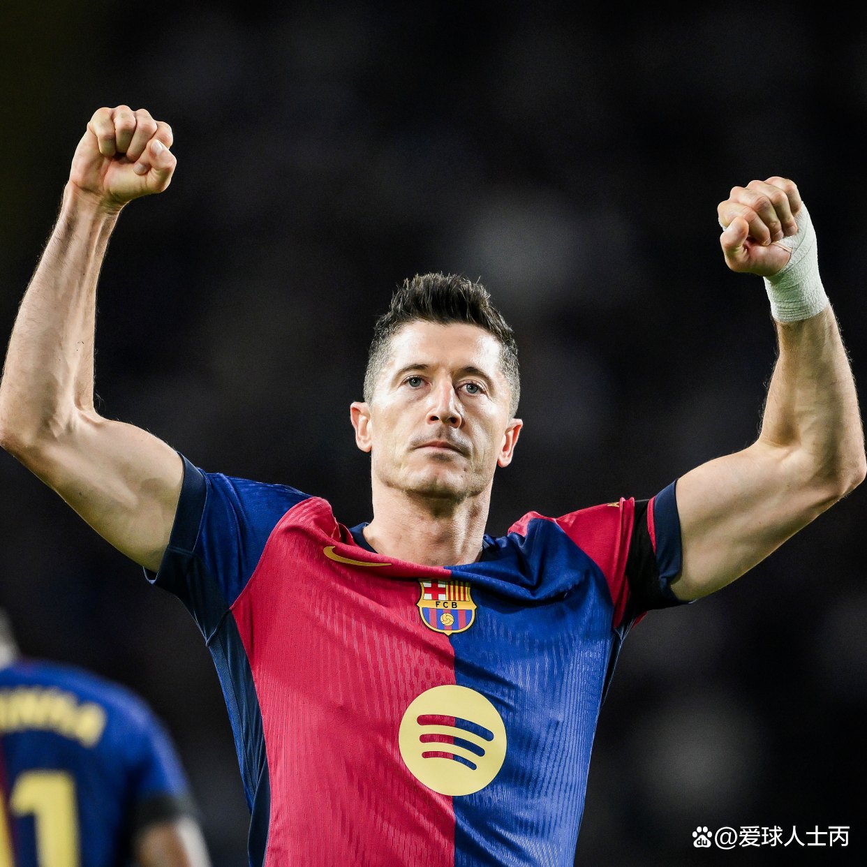 包含AC米兰翻盘韩国，莱万高光表现的词条