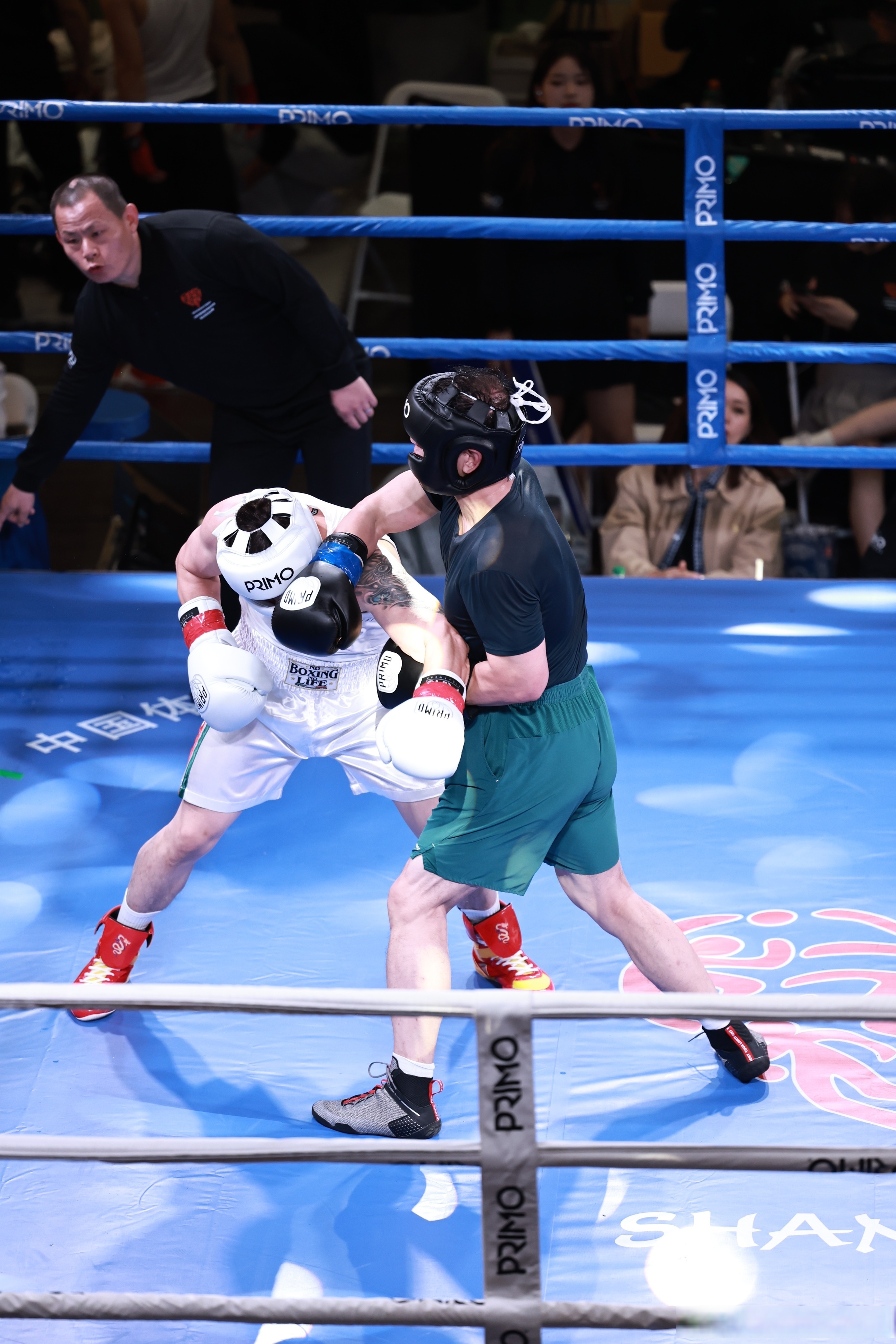 关于拳击男子冠军产生，双方激战数回合的信息