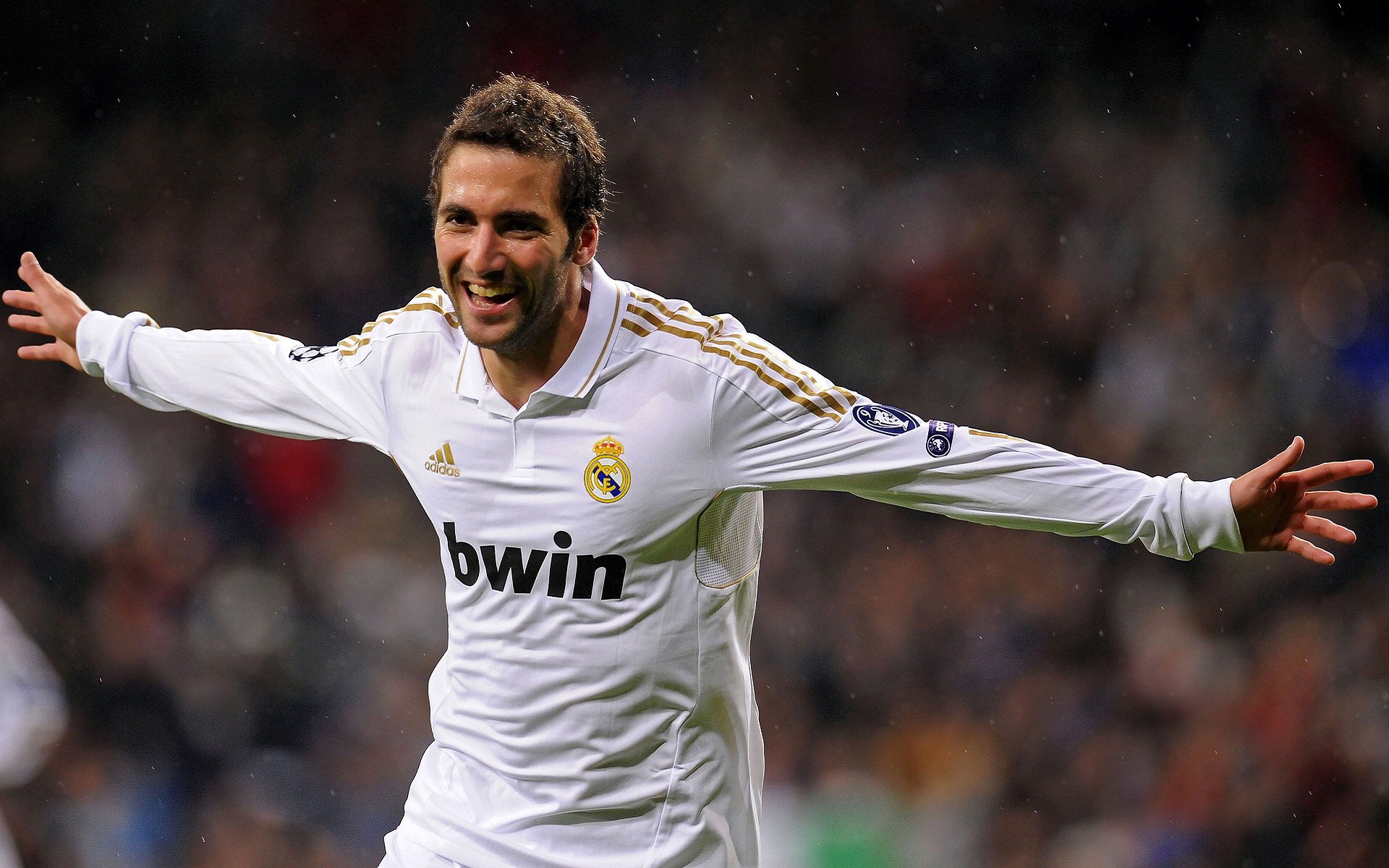 封锁之城与破局之人，当马赛沉寂，莱万以实力照亮赛场