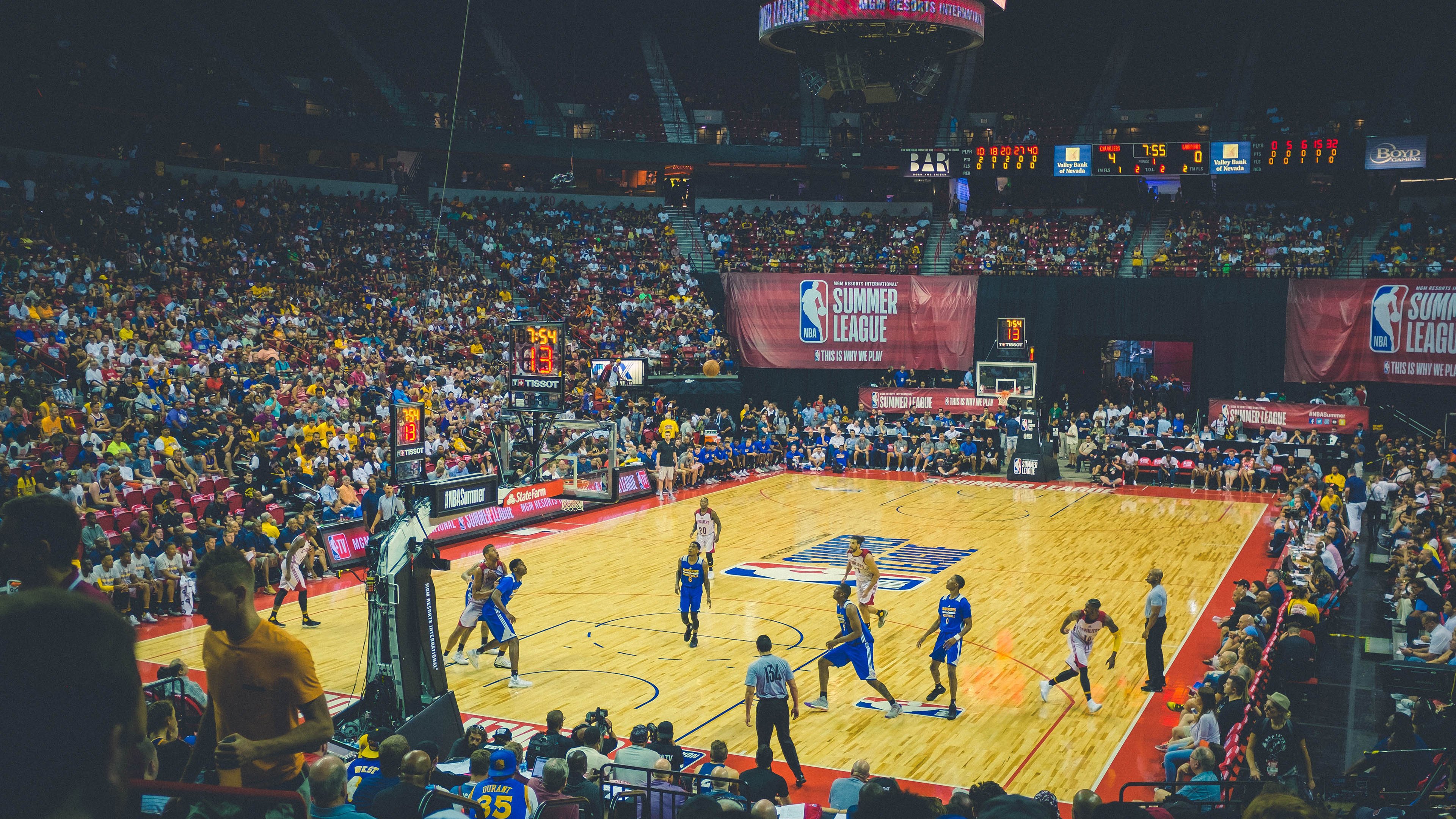 赛道上的交响诗,伦纳德在F1街道赛之夜的完美独奏