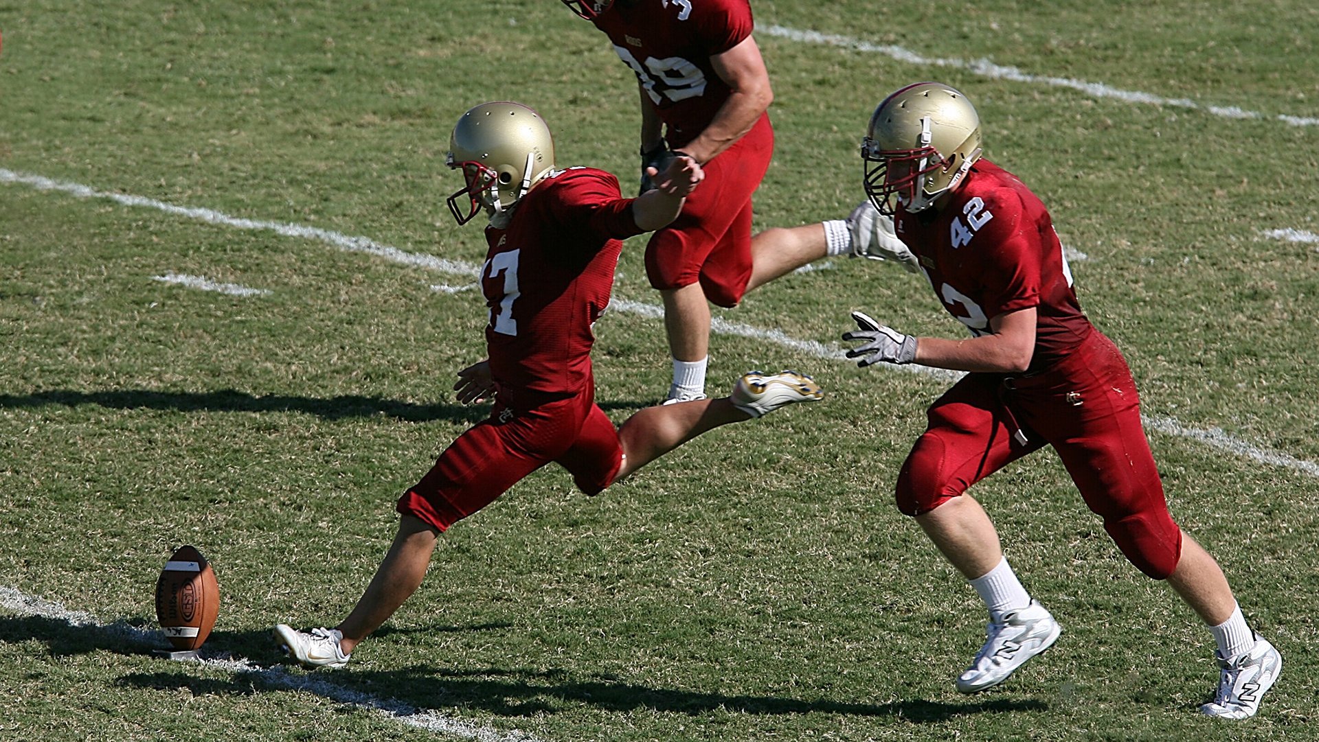 足球世界的双重变奏,比利亚雷亚尔战术打穿巴萨,哈兰德在曼城成为关键先生